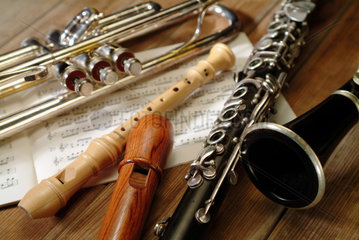 Verschiedene Floeten mit Klarinette  Trompete und Noten