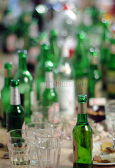 Tisch voller Flaschen nach Party