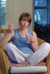 Junge Frau isst einen Joghurt
