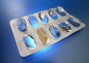 Angebrochene Tablettenpackung mit nur einer Tablette