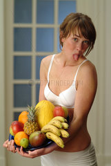 Junge Frau mit Obstschale