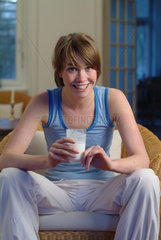 Junge Frau trinkt ein Glas Milch
