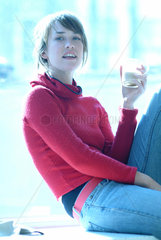 Junge Frau trinkt einen Milchkaffee