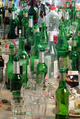 Tisch voller Flaschen nach Party