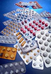 Haufen verschiedener Tabletten und Pillenpackungen