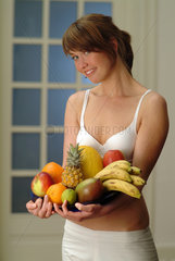 Junge Frau mit Obstschale
