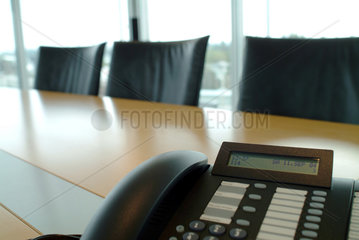 Hamburg  Telefon auf einem Konferenztisch