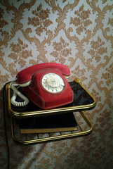 antikes Waehlscheibentelefon mit Stoffueberzug