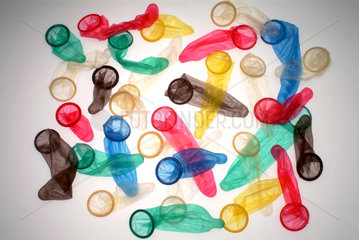 viele verschiedenfarbige Kondome