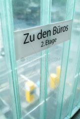 Hamburg  Ein Schild mit der Aufschrift -Zu den Bueros - 2. Etage-