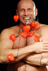 Hamburg  Mann traegt eine mit Herzen versehene Lichterkette