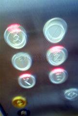 Druckknoepfe einzelner Etagen in einem Fahrstuhl