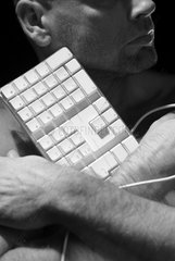 Hamburg  Ein Mann umklammert eine Tastatur