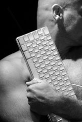 Hamburg  Mac-Tastatur im Arm eines Mannes