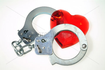 Symbolfoto Herz mit Handschellen