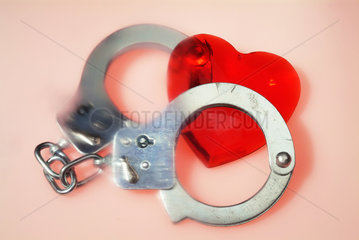 Symbolfoto Herz mit Handschellen