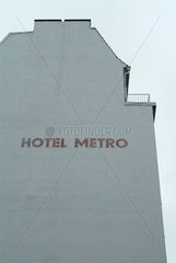 Schriftzug des HOTEL METRO an einer Hauswand