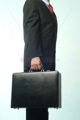 Ein Mann mit einer schwarzen Aktentasche
