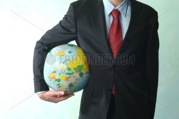 Ein Mann mit einem Globus
