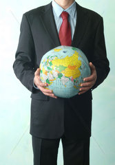 Ein Mann mit einem Globus