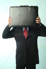 Ein Mann mit seiner schwarzen Aktentasche