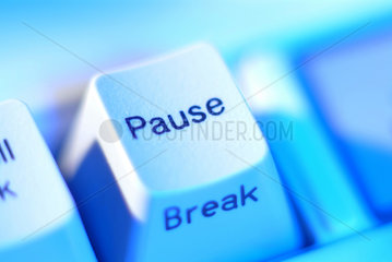 Blau illuminierte Pause/Break-Taste einer Tastatur