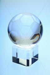 Ein kleiner Fussball aus Glas
