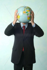 Ein Mann haelt einen Globus vor seinem Kopf