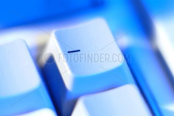Blau illuminierte MINUS-Taste einer Tastatur
