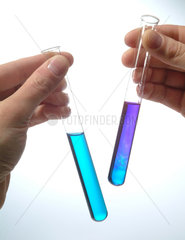 Zwei Reagenzglaeser mit blauer Fluessigkeit