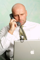 Mann beim Telefonieren