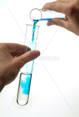 Zwei Reagenzglaeser mit blauer Fluessigkeit