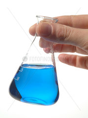 Eine Reagenzflasche mit Fluessigkeit