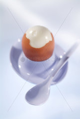 Gekochtes Ei in einem weissen Eierbecher