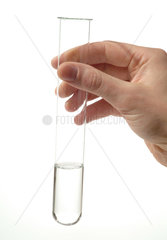 Ein Reagenzglas mit Fluessigkeit