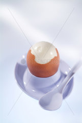 Gekochtes Ei in einem weissen Eierbecher