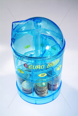 Eine transparente Sparbuechse -EURO BANK-