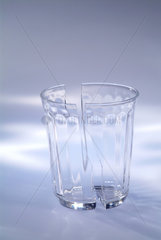 Ein halbiertes Glas
