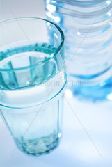 Glas und eine Mineralwasserflasche