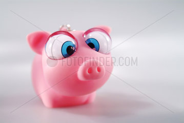 Ein schielendes  rosa Plastikschweinchen