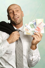 Mann posiert mit Euroscheinen