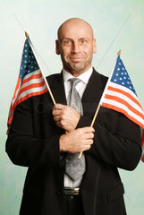 Mann mit amerikanischen Flaggen