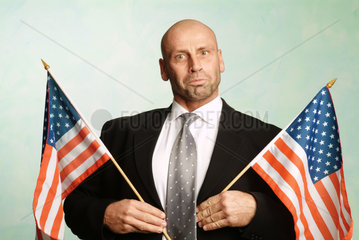 Mann mit amerikanischen Flaggen
