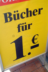 Aufsteller mit der Aufschrift -Buecher fuer 1 Euro-