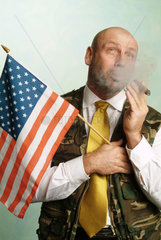 Mann mit Zigarre und amerikanischer Flagge