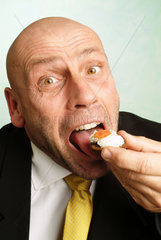 Mann isst ein Schnittchen