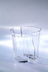 Ein halbiertes Glas
