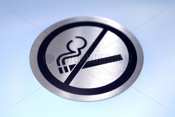 Ein Schild  das auf Raucherverbot hinweisst