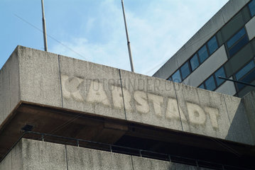 KARSTADT-Schriftzug an einem Gebaeude in Hamburg Altona