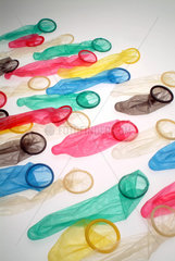 viele verschiedenfarbige Kondome